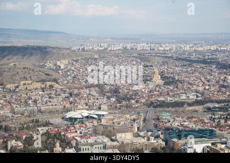 Panoramablick auf Tiflis Stadt mit dem Fluss Kura und modernen Vierteln, Georgien Stockfoto
