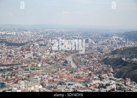 Panoramablick auf Tiflis Stadt mit dem Fluss Kura und modernen Vierteln, Georgien Stockfoto