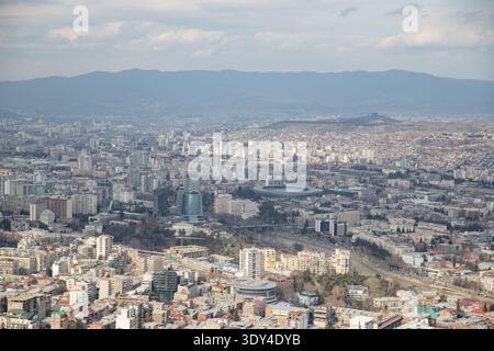 Panoramablick auf Tiflis Stadt mit dem Fluss Kura und modernen Vierteln, Georgien Stockfoto