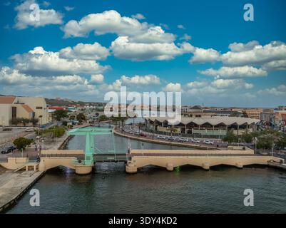Aus der Vogelperspektive der Queen Wilhelmina Bridge in Curacao feste feste Brücke anstelle einer ehemaligen Zugbrücke Stockfoto