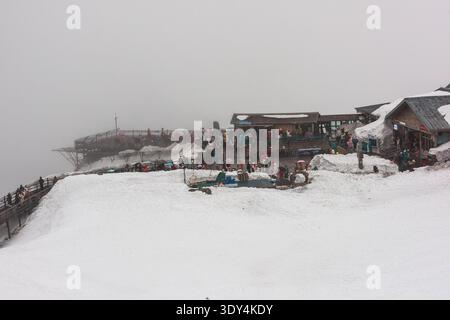 LIJIANG, YUNNAN, CHINA - 12. APRIL 2025: Ein Blick aus nächster Nähe auf den majestätischen Shanzidou-Hauptgipfel des Jade Dragon Snow Mountain, mit steil vergletschtem Stockfoto