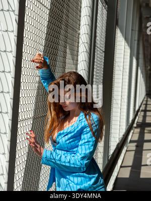 Lächelnde junge Frau Porträt, die sich im warmen Sonnenlicht entspannt Stockfoto