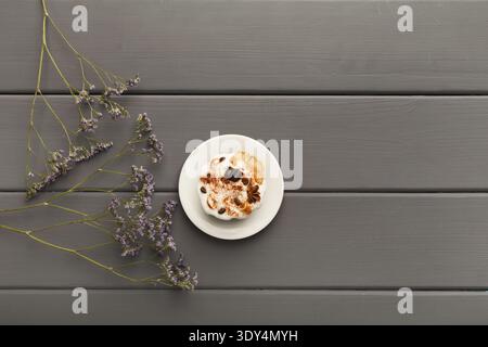 Kuchen auf weißem Teller vor grauem rustikalem Hintergrund, Draufsicht Stockfoto