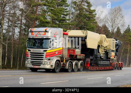 Scania R730 Lkw von Janhunen, der Metso Lokotrack LT120 mobile Backenbrecher auf Nooteboom-Anhänger auf der Straße transportiert. Raasepori, Finnland. Januar 2020. Stockfoto