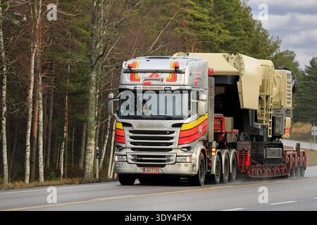 Scania R730 von Janhunen transportiert den mobilen Zangenbrecher Metso Lokotrack LT120 auf Nooteboom-Anhänger auf der Straße. Raasepori, Finnland. Januar 2020. Stockfoto