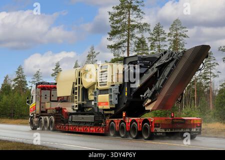 Außergewöhnlicher Lasttransport durch Scania R730 Lkw, der Metso Lokotrack LT120 mobile Backenbrecher auf der Straße transportiert. Raasepori, Finnland. Januar 2020. Stockfoto