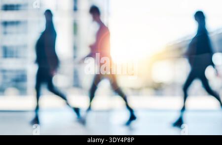 Geschäftsleute, Leute und Spaziergänge in der Stadt mit unscharfen Farben für den morgendlichen Pendler, Firmenkarriere und Schlagzeilen. Silhouette, Mitarbeiter und Reisen in die Stadt Stockfoto
