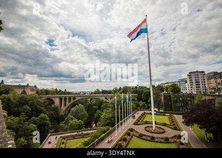 Panoramablick vom Place de la Constitution, Luxemburg-Stadt, mit der Brücke Pont Adolphe über das üppige Pétrusse-Tal. Stockfoto