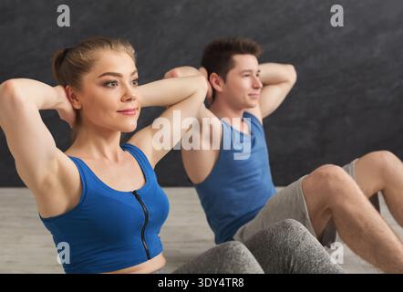 Fitnesspaar macht Crunches, Nahaufnahme Stockfoto
