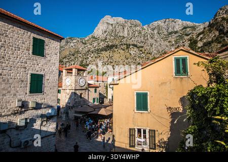 Blick von der historischen Stadtmauer von Kotor nach Norden entlang des Kanals des Flusses Scurda in Richtung der majestätischen Kalksteinberge, Montenegro Stockfoto