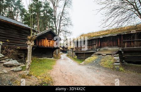 Traditionelle historische Blockhütten aus Holz mit Grasdachsod, die im Freilichtmuseum Norsk Folkemuseum in Oslo, Norwegen, erhalten sind. Stockfoto
