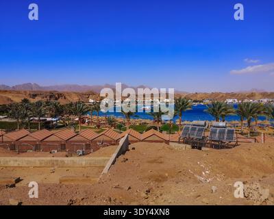 Blick auf die Bucht von Sharm el-Maya von einem Wüstenberg in Sharm El Sheikh (Ägypten). Wunderschöne tropische Landschaft mit azurblauem Wasser des Roten Meeres Stockfoto
