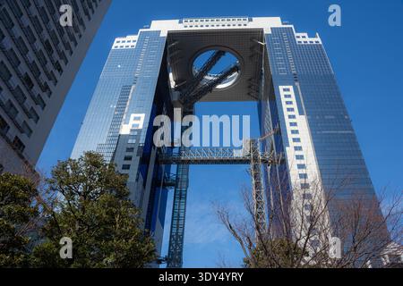 Flacher Blick auf das ikonische Umeda Sky Building in Osaka, Japan, mit moderner Architektur und unverwechselbaren Doppeltürmen, die durch den flo verbunden sind Stockfoto
