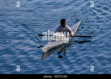Arktis, Grönland, Kullorsuaq, einheimische grönländische Inuit Kajakfahren im traditionellen Kajak Stockfoto