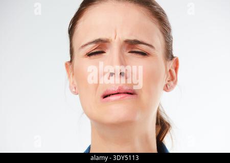 Porträt, Weinen und Frau im Studio, aufgebracht und Gesichtsausdruck auf weißem Hintergrund. Emotionen, traurig oder Person mit Depressionen, Tränen und Geisteskrankheiten Stockfoto