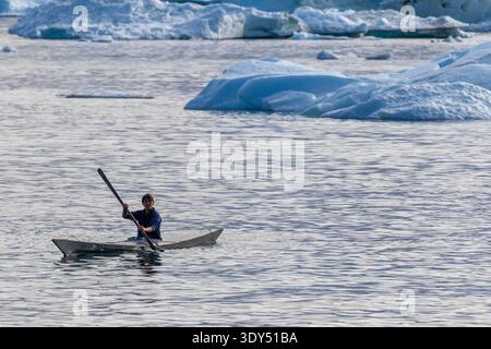 Arktis, Grönland, Kullorsuaq, einheimische grönländische Inuit Kajakfahren im traditionellen Kajak Stockfoto