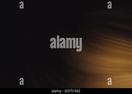 Abstrakter, verschwommener Hintergrund mit Schattierungen, die eine weiche und traumhafte Atmosphäre schaffen Stockfoto