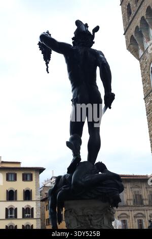 Perseus-Statue mit Medusa-Kopf auf der Piazza della Signoria Florenz. Stockfoto