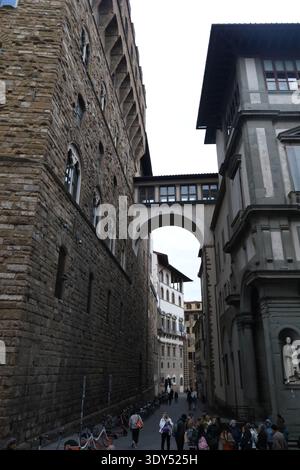 Enge Straße mit Ponte Vecchio Korridorbrücke im Stadtzentrum von Florenz. Stockfoto