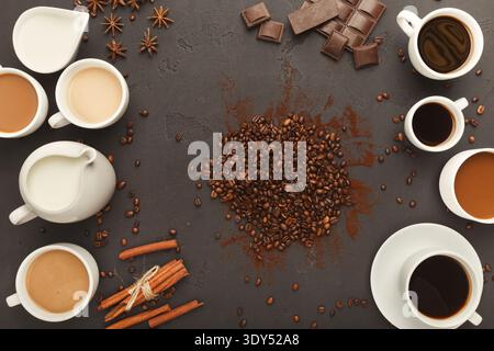 Draufsicht auf verschiedene Kaffeetassen, verstreute Bohnen und Gewürze, bac Stockfoto