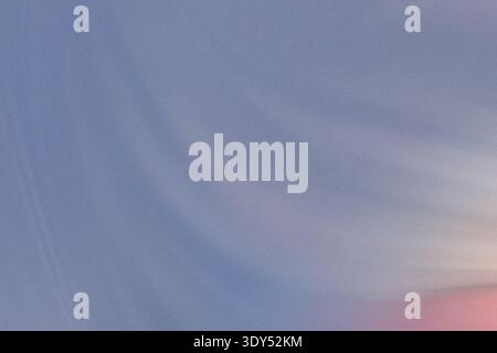 Abstrakter, verschwommener Hintergrund mit Schattierungen, die eine weiche und traumhafte Atmosphäre schaffen Stockfoto