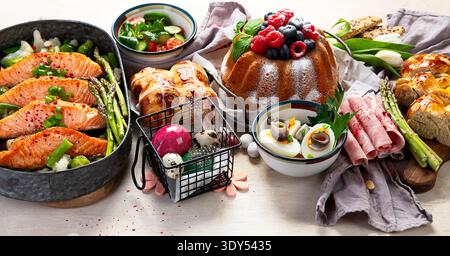 Im Ofen gebratener Lachs mit grünen Bohnen und Spargel zum Osterbrunch oder Abendessen auf hellem Hintergrund. Draufsicht. Stockfoto