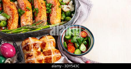 Im Ofen gebratener Lachs mit grünen Bohnen und Spargel zum Osterbrunch oder Abendessen auf hellem Hintergrund. Draufsicht. Stockfoto
