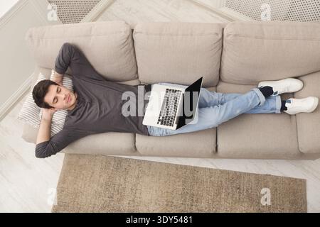 Schlafender, überlasteter Freelancer mit Laptop Stockfoto