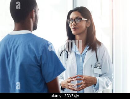 Gespräch, Beratung und Arzt mit Krankenschwester im Krankenhaus für medizinische Ergebnisse, Diagnose und Patientenbericht. Gesundheitswesen, Teamarbeit und Frau mit Mann in Stockfoto
