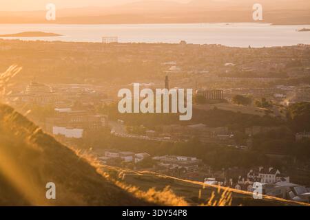 Skyline von Edinburgh bei Sonnenuntergang vom Arthurs Seat Peak mit Edinburgh Castle und Royal Mile mit Blick auf den Firth of Forth, Schottland, Großbritannien Stockfoto