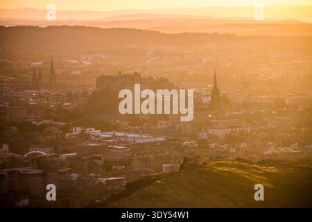 Skyline von Edinburgh bei Sonnenuntergang vom Arthurs Seat Peak mit Edinburgh Castle und Royal Mile mit Blick auf den Firth of Forth, Schottland, Großbritannien Stockfoto
