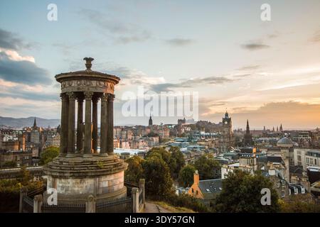 Sonnenuntergang über Edinburgh vom Calton Hill, mit dem Nelson Monument mit Edinburgh Castle und der historischen Royal Mile, die die Skyline der Stadt besticht. Stockfoto