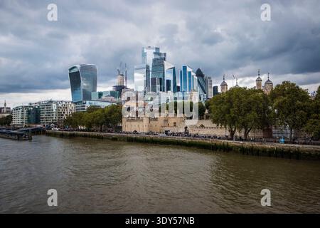 Der historische Tower of London im Vordergrund stand im Kontrast zur Skyline der modernen City of London, einschließlich des Walkie Talkie und des Gherkin Towers. Stockfoto