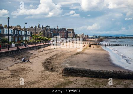 Blick auf den Sommer mit Blick auf die Sandküste von Portobello Beach in Edinburgh, Schottland, mit traditionellen historischen Badehäusern auf der linken Seite. Stockfoto