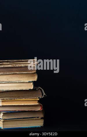 Buchhintergrund. Stapel von Büchern in der Bibliothek. Alte gelbe Seiten von Papierbüchern. Lernen und Wissen. Stockfoto