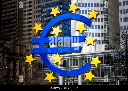 Euro-Skulptur mit Stars der Europäischen Union im Frankfurter Bankenviertel, Symbol der Euro-Währung in Frankfurt am Main. Stockfoto