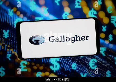 In dieser Abbildung wird das Logo des Finanzunternehmens Arthur J. Gallagher Co. Auf einem Smartphone vor abstraktem Hintergrund auf dem Computerbildschirm angezeigt. Stockfoto