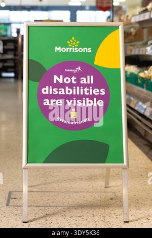 NUR FÜR REDAKTIONELLE VERWENDUNG Allgemeine Ansicht eines Stoma-freundlichen Toilettenschildes im Geschäft Morrisons Chingford, da der Supermarkt als erster in Großbritannien Stoma-freundliche, zugängliche Toiletten in allen Geschäften einführt, was den geschätzten Anteil von 335 Menschen in Großbritannien, die mit diesem Zustand leben, in London, unterstützt. Ausgabedatum: Freitag, 6. März 2026. Stockfoto