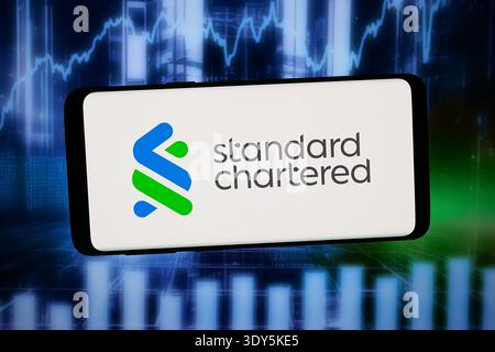 In dieser Abbildung wird das Logo des Finanzunternehmens Standard Chartered plc auf einem Smartphone vor abstraktem Hintergrund auf dem Computerbildschirm angezeigt. (Foto von Timon Schneider / SOPA Images/SIPA USA) *** ausschließlich für redaktionelle Nachrichtenzwecke *** Stockfoto