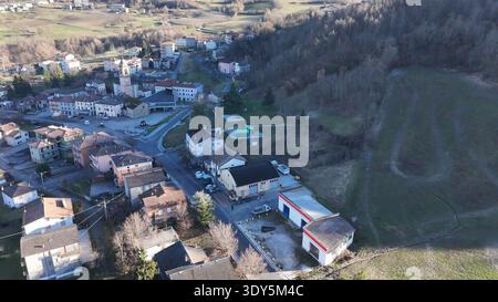 Eine erhöhte Perspektive zeigt das charmante italienische Dorf Morfasso, eingebettet in die sanften Hügel von Piacenza, Emilia Romagna Stockfoto