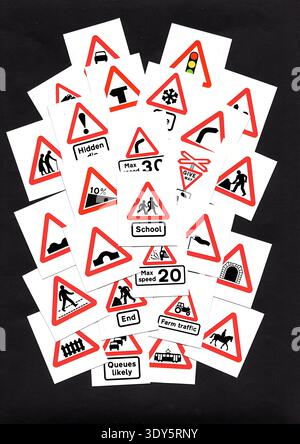 Moderne Straßen- und Verkehrsschilder aus dem Vereinigten Königreich isoliert auf schwarzem Hintergrund. Stockfoto