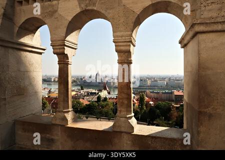 Blick durch ein Steinfenster der Fischerbastei auf das ungarische Parlamentsgebäude an der Donau, Budapest, Ungarn 2022 Stockfoto