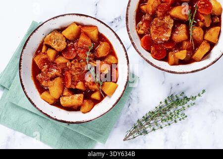 Fleischgulasch mit Kartoffeln und Karotten, Paprika, in einem Topf, Blick von oben, traditionelle ungarische Suppe, hausgemacht, keine Leute Stockfoto