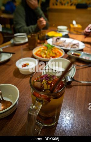 BA bao Tee im Glas, ein traditioneller Tee für muslimisch-chinesisches Abendessen. Stockfoto