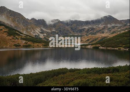 Der Bergsee von Zakopane reflektiert den bewölkten Himmel Stockfoto