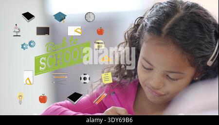 Schreibendes Mädchen in rosafarbener Spitze mit Bleistift, Schreibpapier am Schreibtisch, mit SCHULBANNER Stockfoto