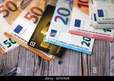 KIEW, UKRAINE - 28. JANUAR 2026 Deutsche Bank Karte und deutsche Euro-Geldscheine auf dem Tisch Nahaufnahme. Die Deutsche Bank ist die beliebteste Bank in Deutschland Stockfoto