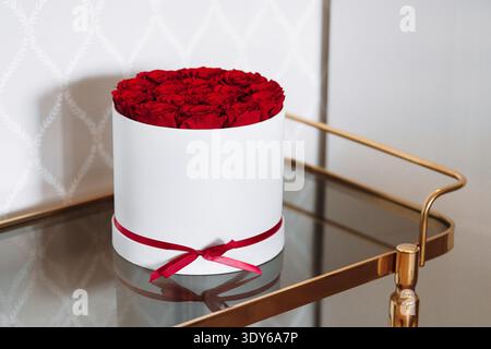 Rote Rosen in einer weißen Box mit rotem Band Stockfoto
