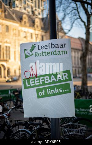 Rotterdam, Süd-Holland, Niederlande. März 2026. Eine graffierte politische Werbekommission für die Partei Leefbaar Rotterdam (lebenswertes Rotterdam) hängt in der Nähe des Stadhuis. Am 5. März 2026 haben niederländische Parteien in Rotterdam, Niederlande, damit begonnen, in der ganzen Stadt Parteiförderungsschilder aufzuhängen. Die Kommunalwahlen in den Niederlanden finden am 18. März 2026 statt. (Kreditbild: © James Petermeier/ZUMA Press Wire) NUR REDAKTIONELLE VERWENDUNG! Nicht für kommerzielle ZWECKE! Stockfoto