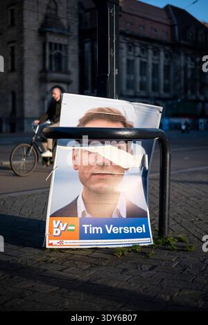 Rotterdam, Süd-Holland, Niederlande. März 2026. Ein beschädigtes politisches Fördergremium der Partei VVD Rotterdam (Volkspartij voor Vrijheid en Democratie - Volkspartei für Freiheit und Demokratie) hängt in der Nähe des Stadhuis von Rotterdam. Am 5. März 2026 haben niederländische Parteien in Rotterdam, Niederlande, damit begonnen, in der ganzen Stadt Parteiförderungsschilder aufzuhängen. Die Kommunalwahlen in den Niederlanden finden am 18. März 2026 statt. (Kreditbild: © James Petermeier/ZUMA Press Wire) NUR REDAKTIONELLE VERWENDUNG! Nicht für kommerzielle ZWECKE! Stockfoto